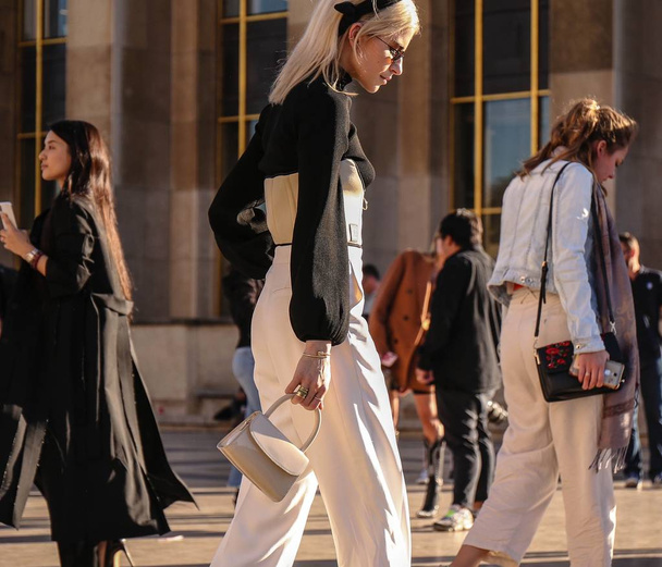 PARIS, France- September 26 2018: Caroline Daur on the street during the Paris Fashion Week. - Foto, immagini