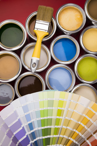 Coleção de tintas coloridas latas, Pincel, fundo vermelho
 - Foto, Imagem