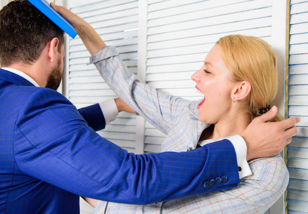 Chef oder Manager belästigt weibliche Mitarbeiter am Arbeitsplatz. Sozialproteste. Sexuelle Belästigung im Büro. - Foto, Bild