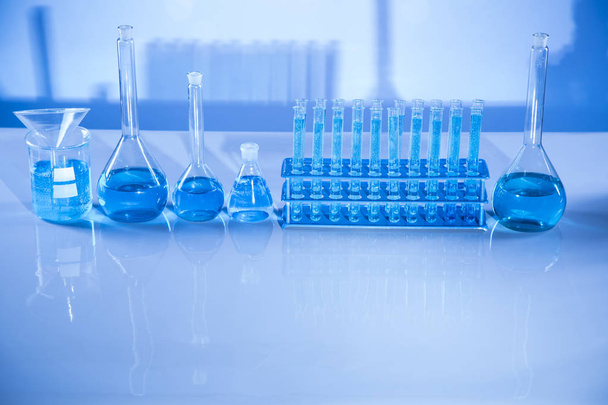 Pesquisa e Desenvolvimento Laboratorial. Objectos de vidro científicos para experiências químicas - Foto, Imagem
