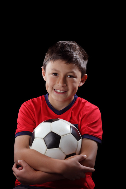 Garçon avec ballon de football sur fond noir
 - Photo, image