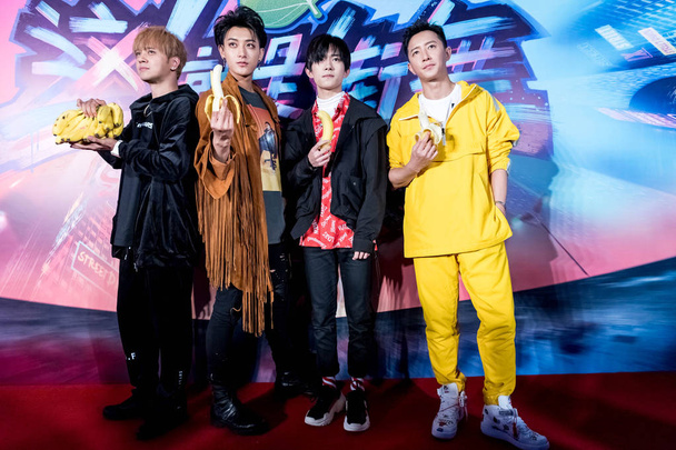 (Zleva) Tchajwanská zpěvačka a herečka show Lo, Čínská zpěvačka a herec Huang Zitao, známějším jako Z. Tao, Jackson Yee nebo Yi Yangqianxi z čínské skupiny Tfboys a čínská zpěvačka a herec Han Geng se zúčastní tiskové konference o realitě - Fotografie, Obrázek