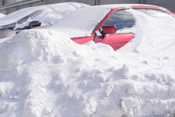Hóval fedett parkoló. Téli táj. Autó a hóban. Az autó hó. - Fotó, kép