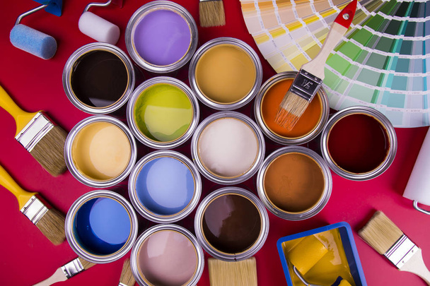 Cubos llenos de pintura al óleo de color arco iris, fondo rojo
 - Foto, Imagen