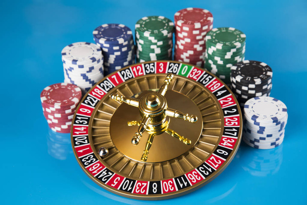 Πόκερ Μάρκες στο τραπέζι τυχερών παιχνιδιών, ρουλέτα τροχός σε κίνηση, φόντο καζίνο - Φωτογραφία, εικόνα