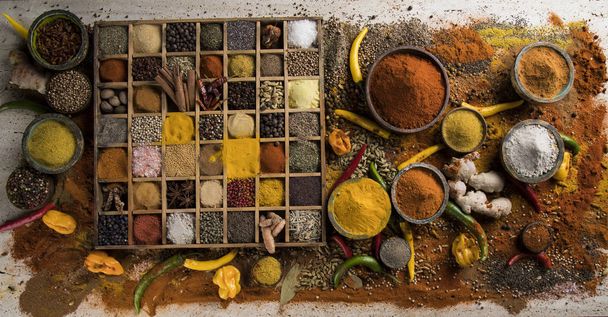 Varietà di spezie ed erbe aromatiche sul tavolo della cucina - Foto, immagini