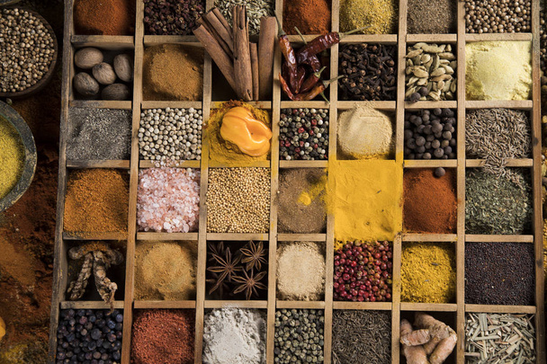 Különböző fűszerek és fűszernövények a konyhaasztalon - Fotó, kép