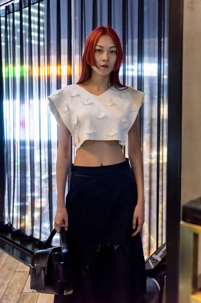 Модель відображає нове творіння на показ мод Esee Lounge під час Шанхайського тижня моди осінь/зима 2018 в Шанхаї, Китай, 1 квітня 2018. - Фото, зображення