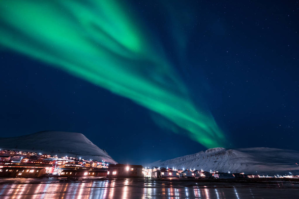 Τον πολικό Αρκτικό βόρειο σέλας aurora borealis ουρανό αστέρι στο Αρχιπέλαγος Σβάλμπαρντ της Νορβηγίας σε Λονγκιαρμπίεν τα βουνά του φεγγαριού - Φωτογραφία, εικόνα