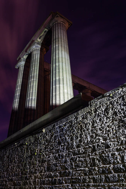 The National Monument on Carlton Hill di Edimburgo, Scozia. Antico monumento al Partenone come il colonnato. Scena notturna. Lunga esposizione
. - Foto, immagini