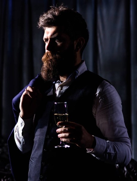Man with a glass near dark retro wall man - Фото, изображение