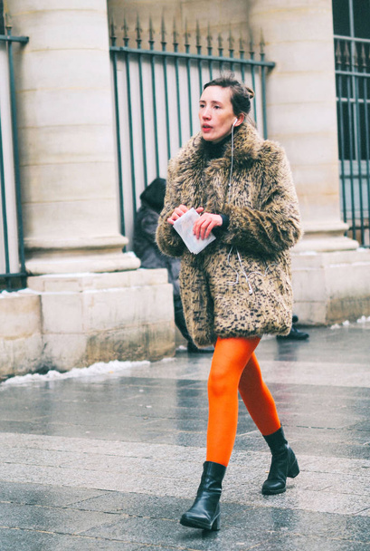 トレンディな歩行者はパリ、フランスのパリのファッション週間秋/冬 2018 中路上散歩します。. - 写真・画像