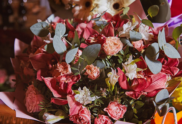 Bouquets de fleurs mixtes à la célébration de l'anniversaire
 - Photo, image