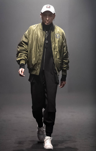 Un mannequin présente une nouvelle création au défilé de mode de Paul Frank lors de la Fashion Week de Shanghai Automne / Hiver 2018 à Shanghai, Chine, 26 mars 2018
. - Photo, image