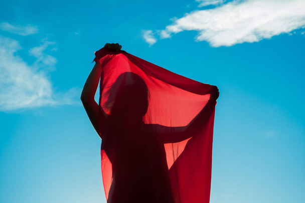 赤のスカーフ風に包まれた女性 - 写真・画像