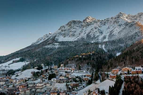 ορεινό χωριό της χειμερινής περιόδου - Φωτογραφία, εικόνα