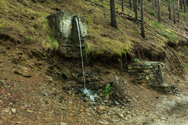 bec d'eau sur le versant de la montagne en Espagne
 - Photo, image