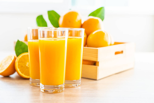 frischer Orangensaft zum Trinken im Glas auf Holztisch - gesundes Ernährungskonzept - Foto, Bild