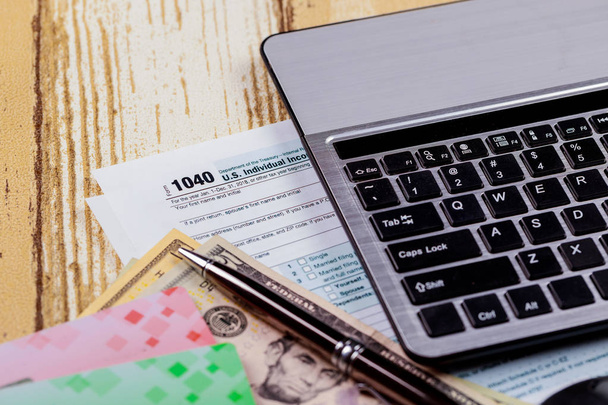 Formulario de impuestos US 1040 con teclado de lápiz y portátil, dólares americanos
 - Foto, Imagen