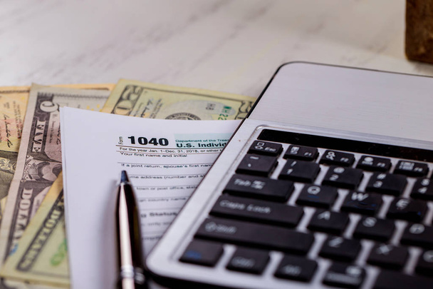 Formulaires fiscaux 1040 avec dollars américains argent et stylo, clavier d'ordinateur
 - Photo, image