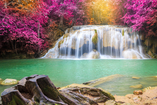 Cachoeiras na Floresta Profunda em Erawan Cachoeira no Parque Nacional Kanchanaburi Tailândia
 - Foto, Imagem