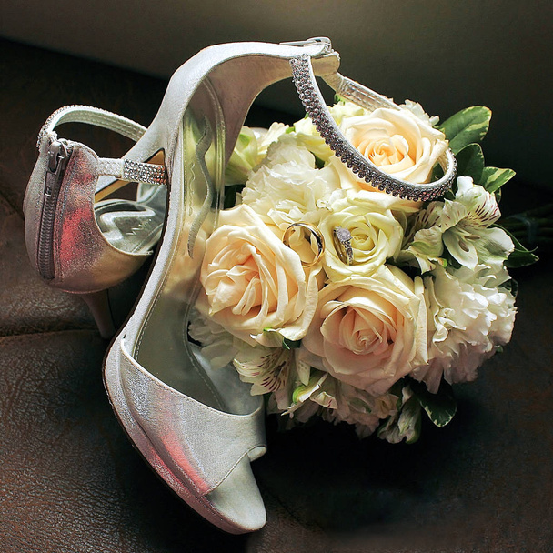 Bouquet de mariée, bague et chaussures de mariée
 - Photo, image