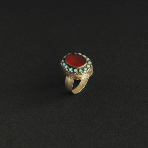 starověké starožitný prsten s kameny na černém pozadí. Vintage šperky střední Asie - Fotografie, Obrázek