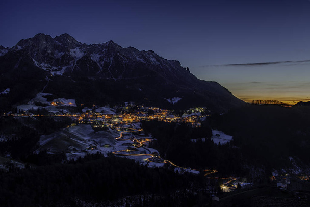 oświetlony górskiej miejscowości o zachodzie słońca - Zdjęcie, obraz