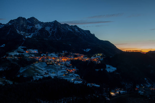 Серина гірському селі освітлені вночі - Фото, зображення