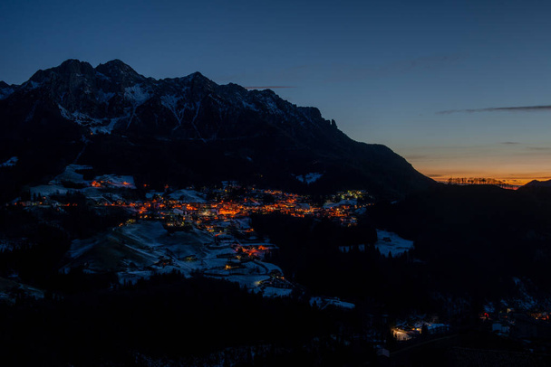 Serina pueblo de montaña iluminado por la noche
 - Foto, Imagen