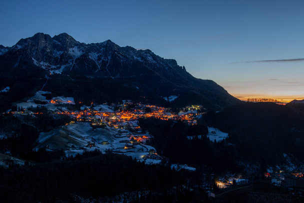 Serina village de montagne illuminé la nuit
 - Photo, image