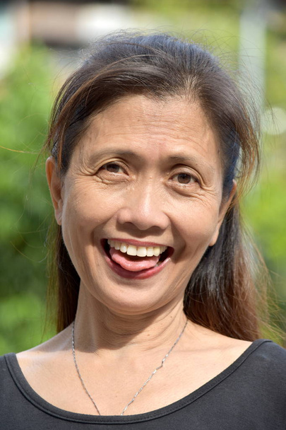 Ancienne grand-mère philippine faisant des visages drôles
 - Photo, image