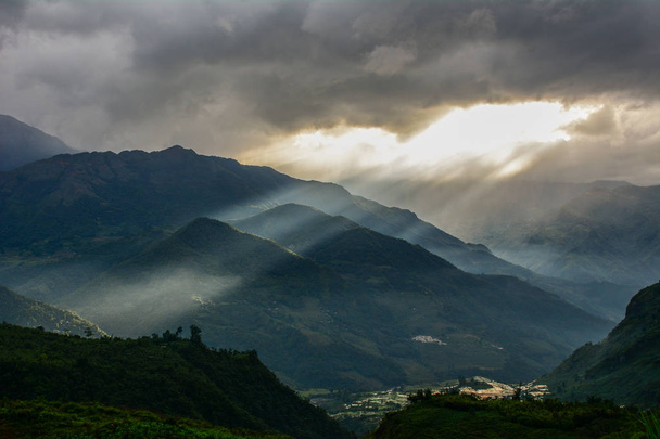 Ορεινό τοπίο (όρος Fansipan) στο ηλιοβασίλεμα στο βόρειο Βιετνάμ. - Φωτογραφία, εικόνα