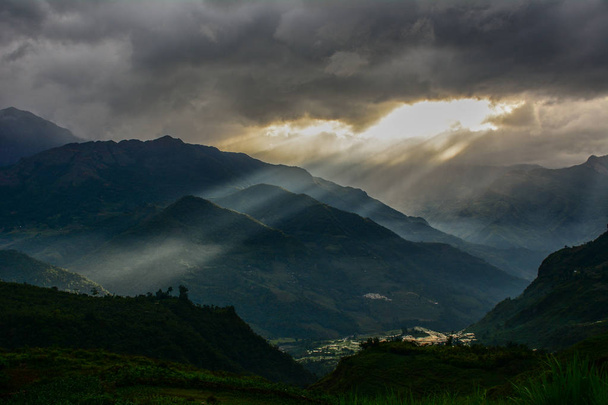 Góry krajobraz (szczyt Fansipan) o zachodzie słońca w północnym Wietnamie. - Zdjęcie, obraz