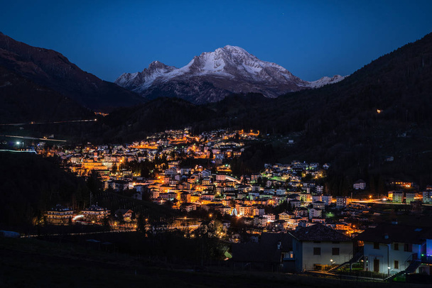 Serina ορεινό χωριό φωτίζονται τη νύχτα - Φωτογραφία, εικόνα