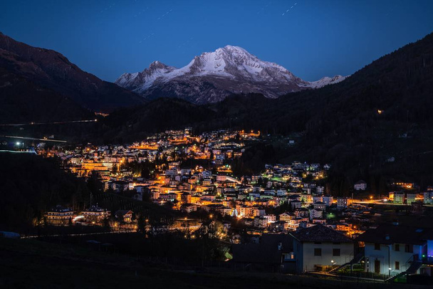 pequena aldeia montesa iluminada para o Natal
 - Foto, Imagem