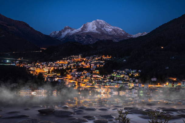 Serina montanha aldeia iluminada à noite
 - Foto, Imagem
