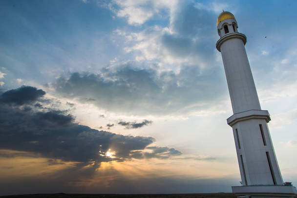 Witte moskee. Gouden koepel en halve maan. Minaret. De centrale deur naar de moslim moskee. Moskee op de achtergrond van een zonsondergang. Nacht landschap minaret. Prachtige architectuur. - Foto, afbeelding