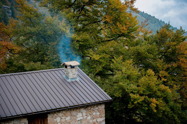 Chalet perdu avec cheminée qui fume
 - Photo, image