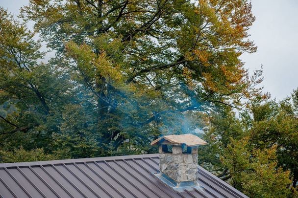 Chalet perdu avec cheminée qui fume
 - Photo, image