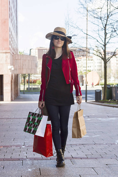 A girl going shopping in the city - Foto, imagen