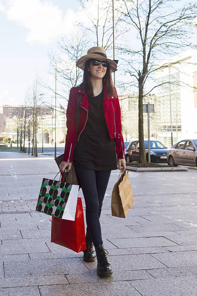 Una chica que va de compras por la ciudad
 - Foto, Imagen