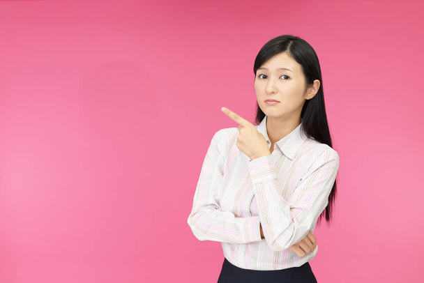 Niezadowolony Asian kobieta na białym tle na różowym tle - Zdjęcie, obraz