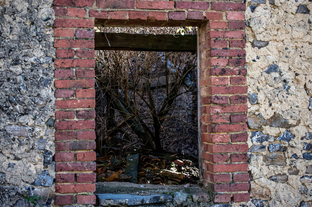 Windows terk edilmiş eski evin harabeye İspanya - Fotoğraf, Görsel