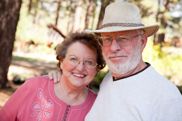 milující starší pár venku - Fotografie, Obrázek