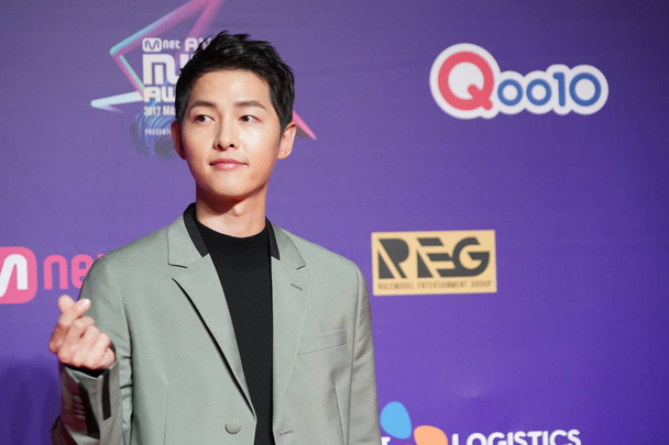 South Korean actor Song Joong-ki poses on the red carpet of the 2017 Mnet Asian Music Awards (2017 MAMA) in Hong Kong, China, 1 Decmeber 2017. - 写真・画像