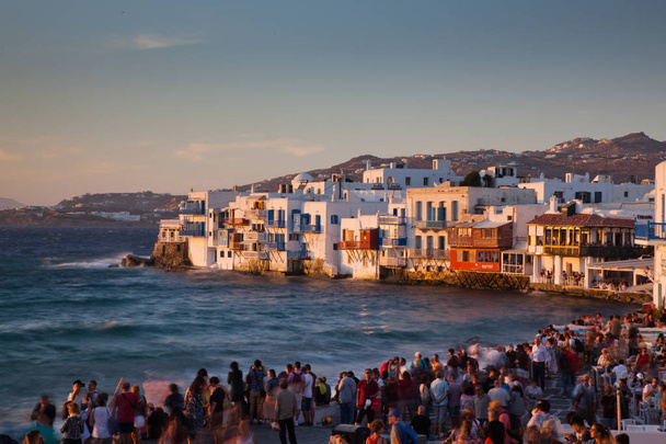Маленьке місце на заході сонця, міконо, Греція - розкішні подорожні відходи - грецькі острови. - Фото, зображення