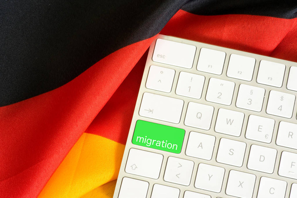 Bandeira da Alemanha e um computador com a chave para a migração
 - Foto, Imagem