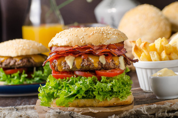 Burger házi szalonna fejes saláta és a cheddar sajt, házi burgonya francia krumpli, élelmiszer-fotózás - Fotó, kép
