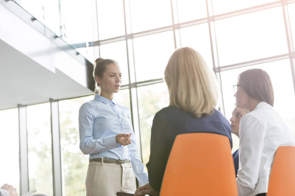 Планирование бизнес-леди с коллегами во время встречи в новом офисе
 - Фото, изображение